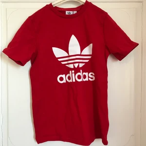 Adidas t-shirt - Ny adidas t-shirt, endast testad. Storlek small. Frakt inräknat i priset. Betalas med Swish.