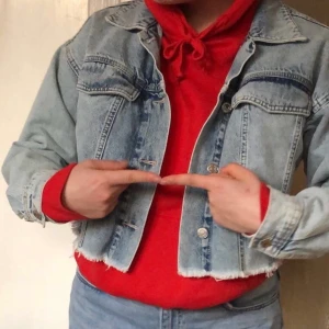 Croppad jeansjacka - Nyskick på jackan. Passar allt från storlek S-L.