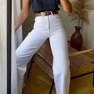 Vita jenas - Raka vita jeans som är andvända ett fåtal gånger och helt felfria