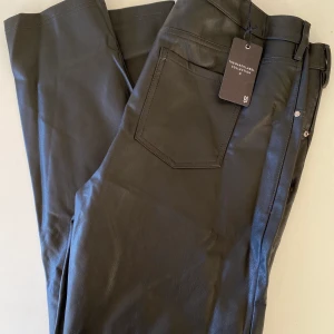 Svarta Skinnbyxor - Frakten är inräknad i priset.