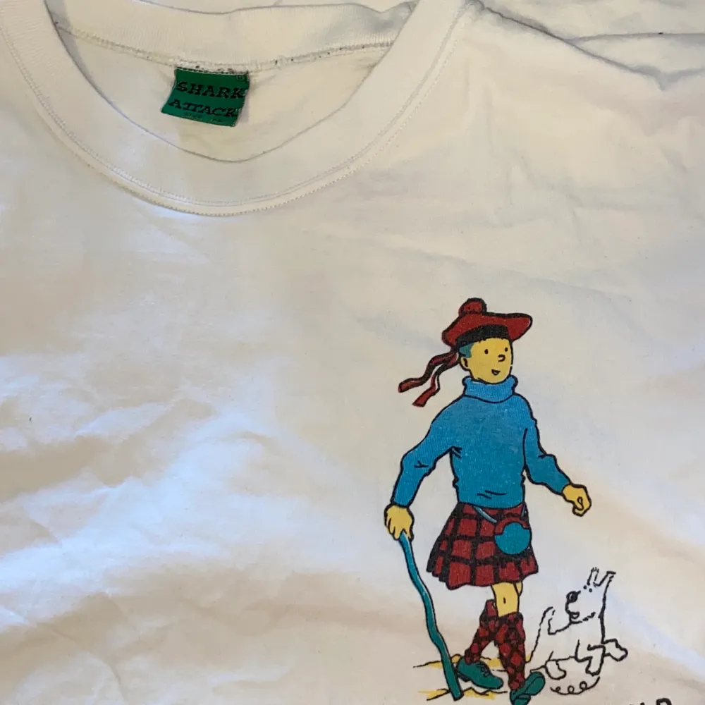 Snygg t-shirt med TinTin motiv i fint skick, den är av 100% bomull och jätteskön. Frakt tillkommer ♥️. T-shirts.