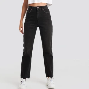 NA-KD jeans  - Svarta raka jeans från na-kd, knappt använda🤩 Säljer pga för stora, köparen står för frakt 😚