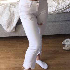 Snygga kickflare jeans med slitningar från Chelsea, perfekta nu till sommaren! Väldigt bra skick då dom är sparsamt använda💕💕skulle säga att det passar nån som är 160-165 cm ungefär:)
