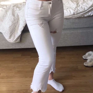 Vita kickflare jeans - Snygga kickflare jeans med slitningar från Chelsea, perfekta nu till sommaren! Väldigt bra skick då dom är sparsamt använda💕💕skulle säga att det passar nån som är 160-165 cm ungefär:)