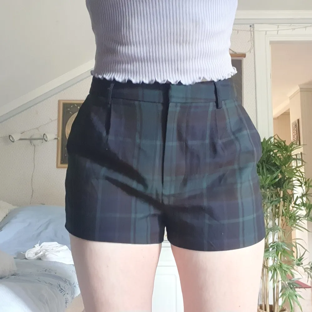 mörkgröna/mörkblåa rutiga shorts i nyskick!. Shorts.