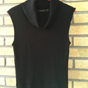 Svart ribbad basic ärmlös topp med polo - Perfekt att ha på jobbet eller under en kofta! Aldrig använd. Fråga för fler bilder💓