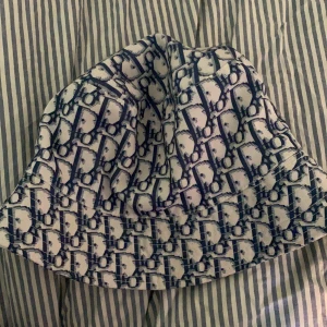 Christian Dior Buskethat - Ny fräsch buckethat säljs. Frakt ingår i priset. 