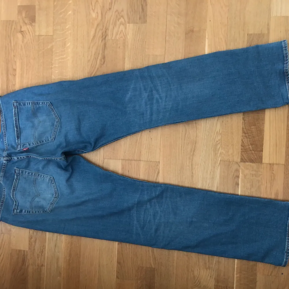 Ett par levis jeans modell 501:or. Väldigt populära just nu. Använt 2 gånger, jeansen är i nyskick! Pris kan diskuteras vid intresse. Storlek: W:32 L:32. Frakt om du inte bor för långt!. Jeans & Byxor.