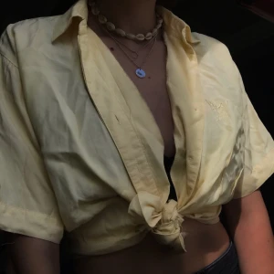 Gul skjorta  - ⚡️🌙 Somrig gul skjorta. Det är en fjäril på ena bröstet (se bild 2). Köparen står för frakten <3