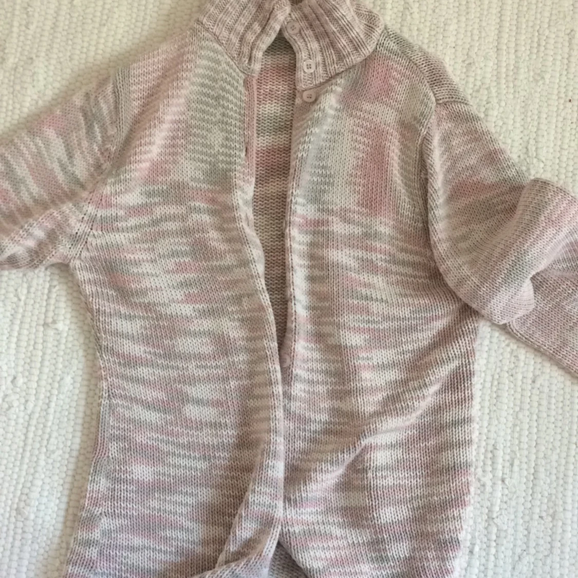 Rosa och grå stickad kofta - 91