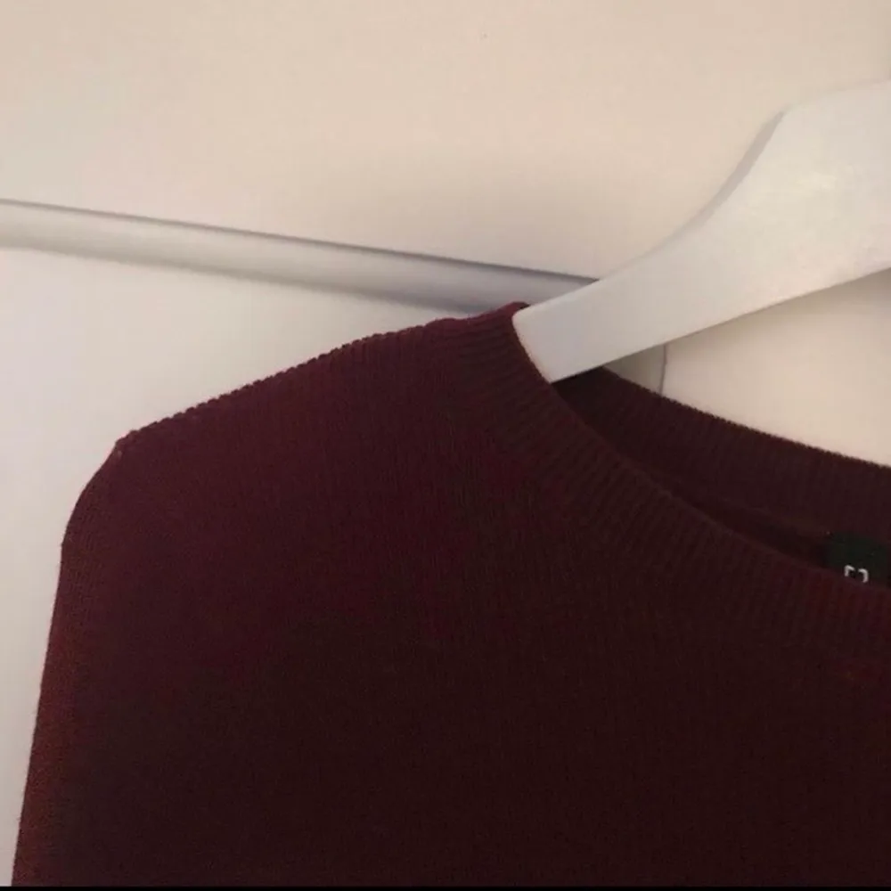 Vinröd ribbstickad tröja  74kr inkl frakten. Tröjor & Koftor.