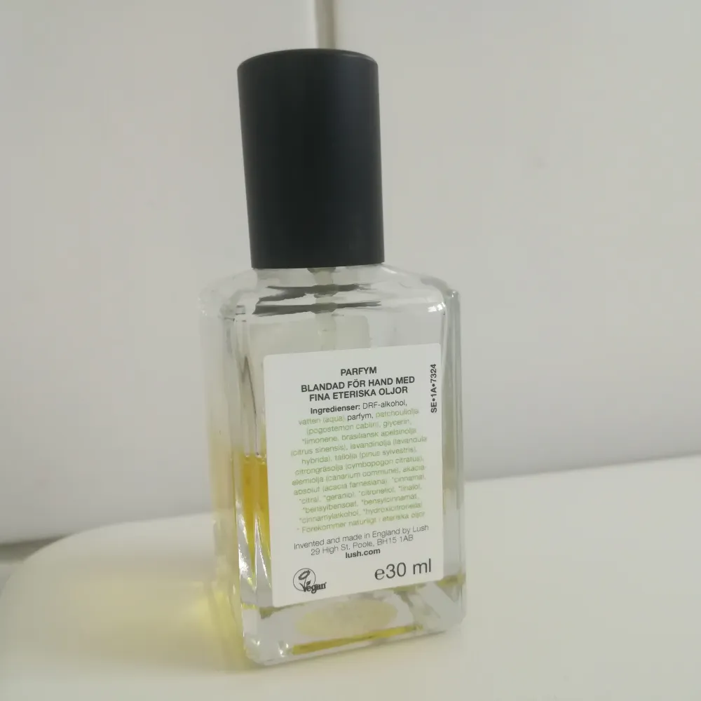 Amazing perfume Karma from LUSH 🌚😍👽Oriental&sexy, very significant smell of patchouli-pine-brazilian orange and lemongrass oil. 50% of perfume left !! Original price was 400:- Post is 22:-. Accessoarer.