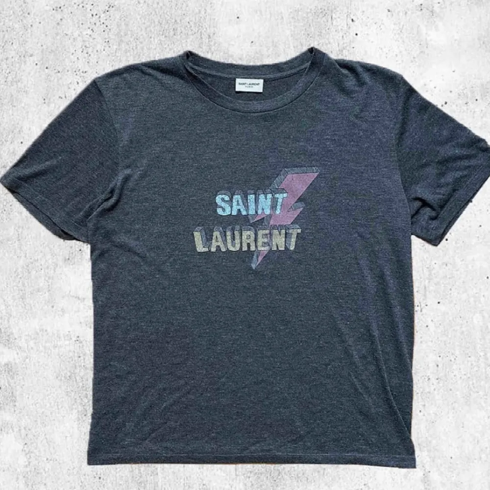Säljer nu min älskade Saint Laurent t-shirt då den inte kommer till användning. Kvitto finns ej då jag köpt den på en sida som säljer begagnade märkeskläder & där garanterar dom 100% äkthet. Frakt tillkommer. T-shirts.
