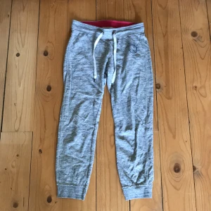 Trekvarts mjukisbyxor - Trekvartslånga mjukisbyxor med knytning i midjan