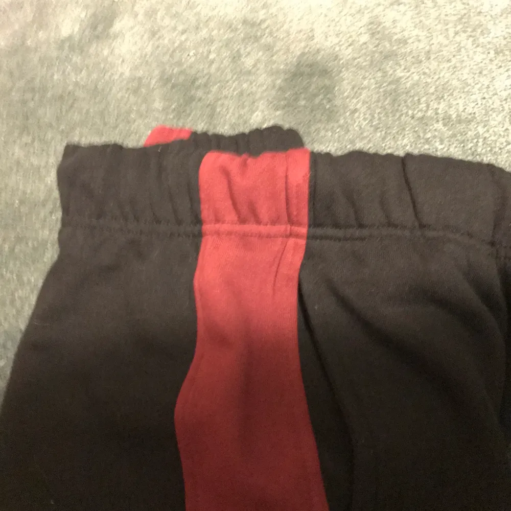 Ett par jätte sköna svarta mys byxor med en röd rand på sidan. (Ovanväda) (Köpare står för frakt, förutan ifal man bor i Göteborg). Jeans & Byxor.