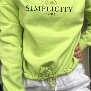 Säljer denna neon gröna hoodie! Använd 2 gånger och är i nyskick. Betalning sker via swish!😊