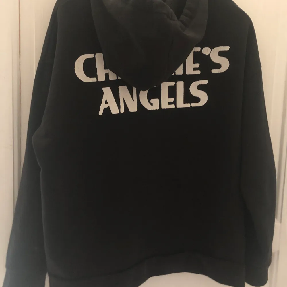 Säljer min Charles angels hoodie från zara. Storlek S. Hoodies.