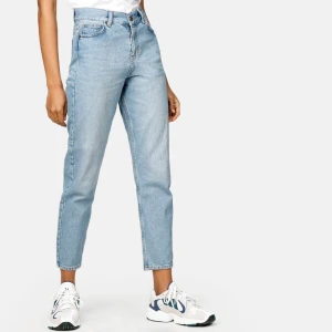 Junkyard jeans strl.25  - Dessa byxor från junkyard är i modellen KayGirlfriend. Väldigt snygga! Storlek 25. Skriv för mer bilder! Frakt ingår 📦 (modellen på bilden är smalare än vad jag är, därför sitter de thightare på mig)