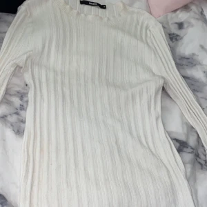 Vit tröja  - Storlek M