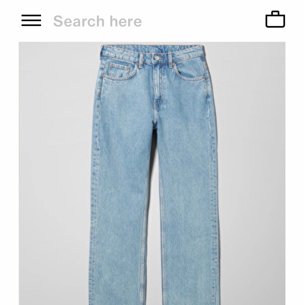 Säljer mina straight/relaxed fit jeans som är dam/unisex modell från Weekday, då de blivit för små. Köpta för 500kr. Bra skick precis som nya! Buda!. Jeans & Byxor.