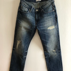 Slitna croppade jeans  - Jättefina jeans. Är dock för små för mig. Knappt använda. Kan hämtas i Malmö, är lite osäker på exakt fraktkostnad.