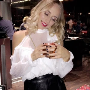 Skir blus  - Transparent blus med fina detaljer från zara. Ej jag på sista bilden. Frakt tillkommer 