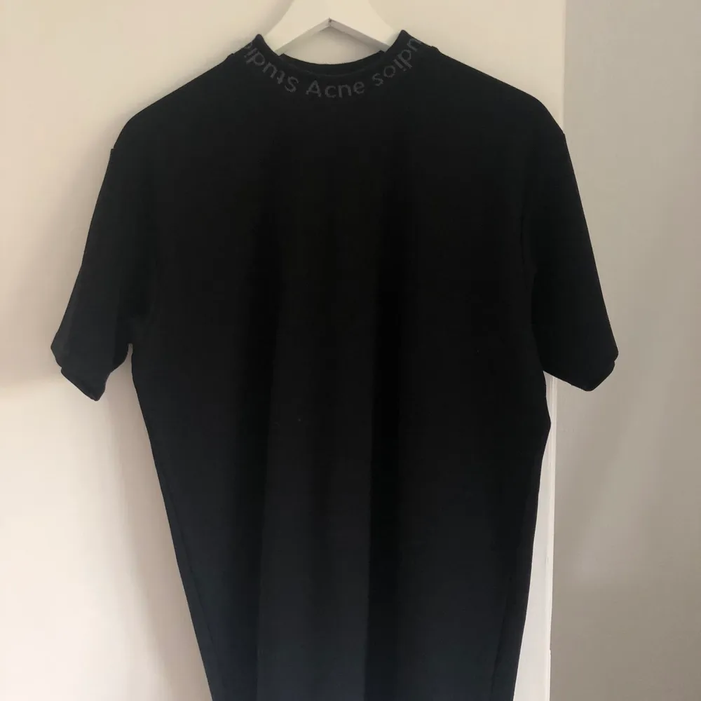 Acne studios tröja helt ny! Storlek XS men sitter som en S. Ny pris 1400kr säljer den för 700kr. T-shirts.