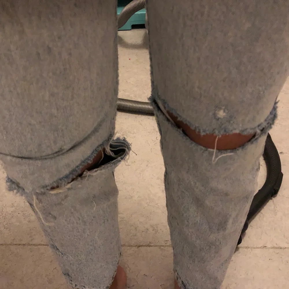 Levis Jeans, ingen storlek står i byxorna men skulle säga 36/38. Jag är ca. 175. Jeans & Byxor.