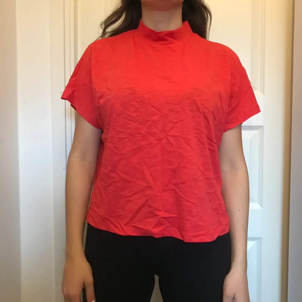 Splitter ny jättefin röd t-shirt inför sommaren ifrån NA-KD, storlek S🌸 Köparen står för frakten🌸. Blusar.
