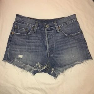 Levi’s jeansshorts - Ett par skitsnygga levi’s jeansshorts! Står ingen storlek i som jag kan hitta men skulle säga 26 i midjemått. Frakt tillkommer!💙