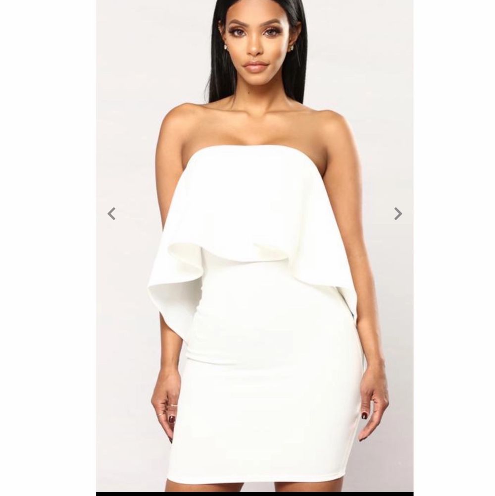 En vitt/studentklänning från FashionNova men en dragkedja bakifrån. Klänningen är i jätte bra skick , används bara några timmar, den är tvättat och ren. . Klänningar.