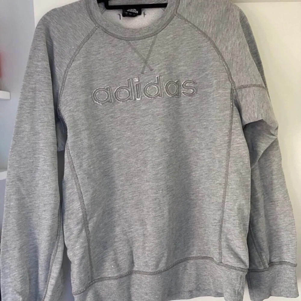 Snygg lite retro crewneck utan skador. Sitter snyggt i storlek M. Säljs för att den ej används längre. Tröjan säljs även inte längre. Tröjor & Koftor.