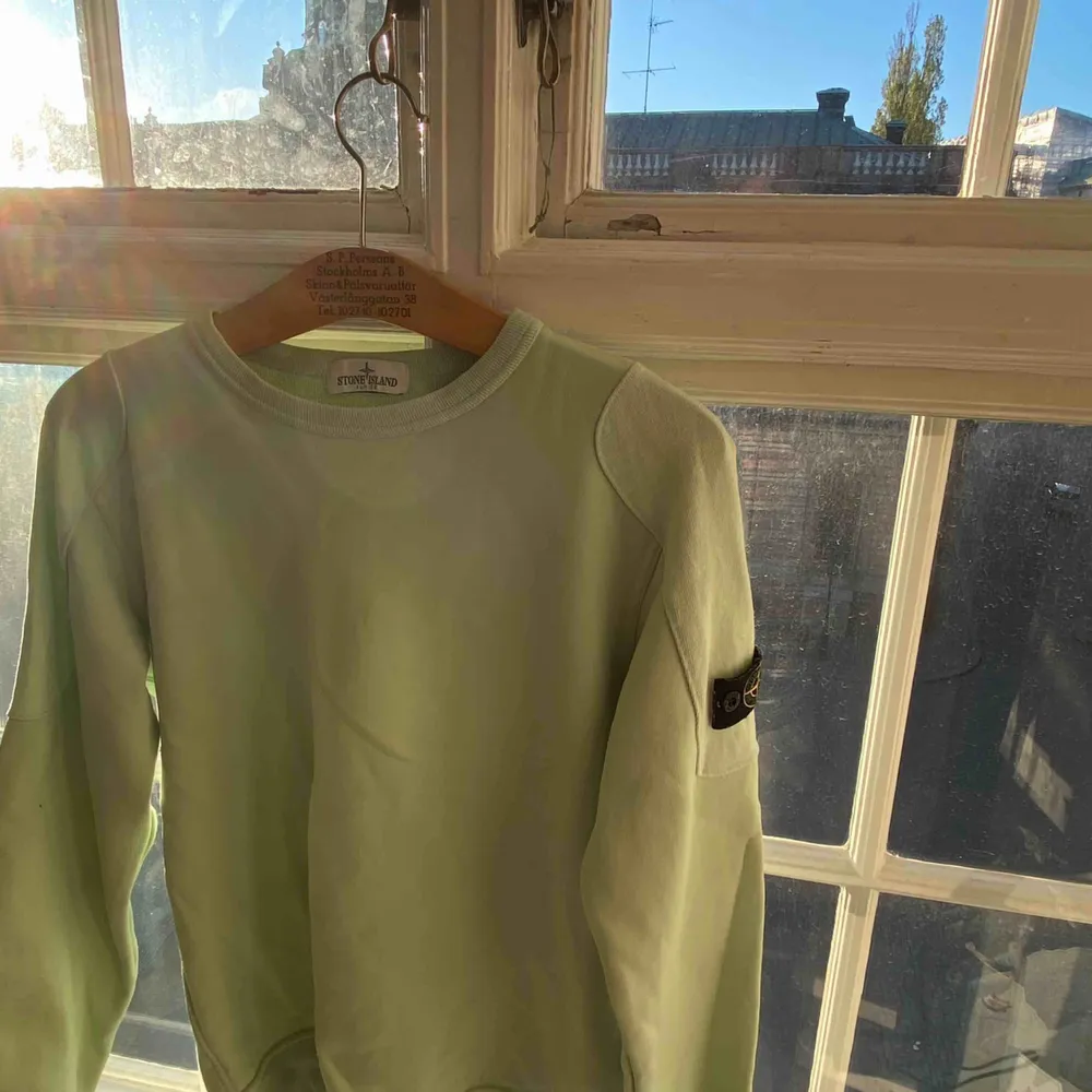 Intressekoll! Jättefin och trendig Stone Island tröja köpt från  NK (för 1500kr) och knappt använd! Säljer den pga av lite användning! Pris går också att diskuteras😄. Hoodies.