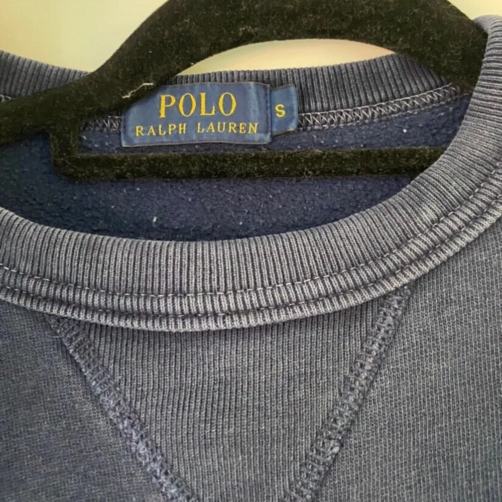 Klassisk snygg Ralph Lauren tröja som sitter snyggt och passar till det mesta. Inköpt för cirka 1200kr säljs för 400kr. . Tröjor & Koftor.