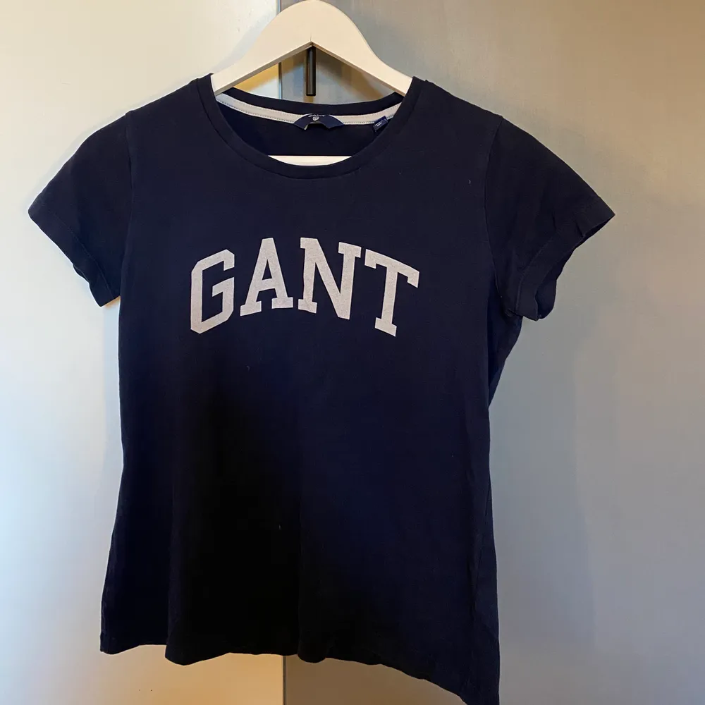 Gant t-shirt i storlek S, i bra skick. Aldrig använt, pga att den var för liten från första början. Nypris 300kr. T-shirts.