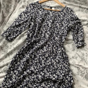 Sommarklänning! - Fin sommarklänning från h&m. Använd 2 gånger, som ny! Har resor i midjan som ger en fin form + den har fickor. Storlek 34. Fri frakt! 