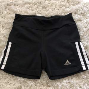 Ett par tränings shorts ifrån Adidas! Supersköna att träna i & även rikigt snygga!😍😍 Tyvärr väldigt små för mig! 