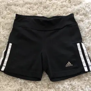 Ett par tränings shorts ifrån Adidas! Supersköna att träna i & även rikigt snygga!😍😍 Tyvärr väldigt små för mig! 