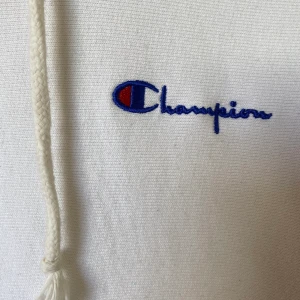 Champion hoodie - Vit champion hoodie i storlek small. 1 129kr nypris. Buda gärna :) priset kan diskuteras 
