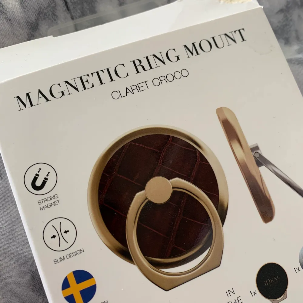 Vinröd oanvänd magnetisk ring mount från Ideal of Sweden💓 ser mörkare ut på bilden än vad den egentligen är. Säljer för att jag inte använder den. Ev frakt tillkommer ⭐️. Accessoarer.