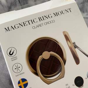 Vinröd oanvänd magnetisk ring mount från Ideal of Sweden💓 ser mörkare ut på bilden än vad den egentligen är. Säljer för att jag inte använder den. Ev frakt tillkommer ⭐️