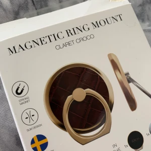 Vinröd ”ring mount” - Vinröd oanvänd magnetisk ring mount från Ideal of Sweden💓 ser mörkare ut på bilden än vad den egentligen är. Säljer för att jag inte använder den. Ev frakt tillkommer ⭐️