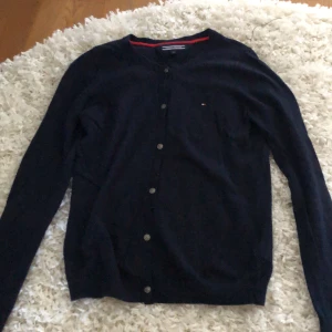 Kofta - En snygg & mysig kofta från Tommy Hilfiger! Passar perfekt nu till sena sommarkvällar!☺️ Tyvärr blivit för liten för mig😢 