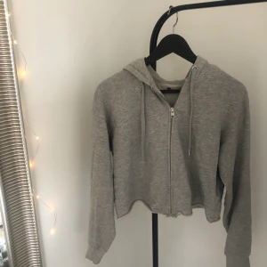 Grå kofta  - Croppad kofta, vet ej märke