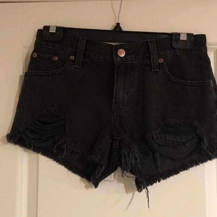 Svarta jeans shorts från Levis. Storlek XS. Mycket fint skick och endast använda fåtal gånger på grund av att storleken var lite för liten för mig. Pris 100 kr eller bud. . Shorts.