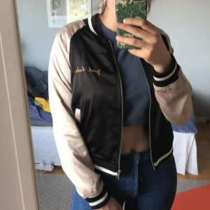 Silkesbomber - Bomberjacka i silkesmaterial. Köpt på Pacsun i USA, märke Kendall and Kylie. Liten fläck på vänster arm, kan skicka bild. 