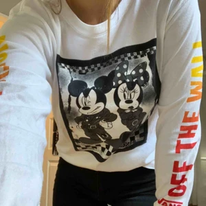  - Säljer min as feta tröja från Vans. Supersnygg men kommer inte till användning😢 Använd ca 2 gånger💕 Frakt tillkommer💕