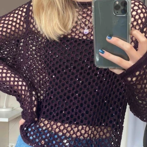  - Topp från Zara! Den är i mörklila nät med små paljetter på. På bilden har jag ett svart linne under tröjan. Säljs pga ingen användning💜🖤