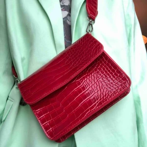  - Dösnygg väska från Hvisk. Använd mindre än 3 ggr. Säljer då den inte kommer till användning. Nypris 650:- 🌹 Kan mötas i Sthlm eller så delar vi på frakt!