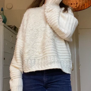 Stickad tröja  - En mjuk stickad tröja från &otherstories!💕 Den sitter bekvämt och är varm. Har inte använt tröjan många gånger och säljer den därför. Jättefint skick! Pris 130kr plus frakt 😊